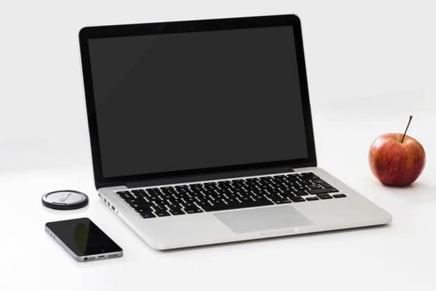 macbook-laptop-work-desk-apple-iphone-technology-office