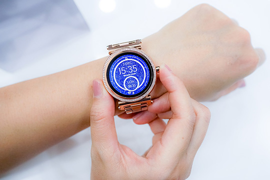 smartwatch-time-clock-wrist-technology-accessory