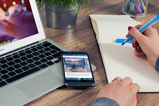 startup-business-assignment-note-laptop-smartphone