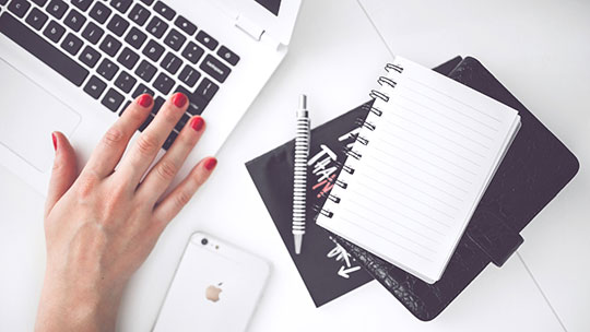 business-computer-desk-laptop-note-smartphone-technology