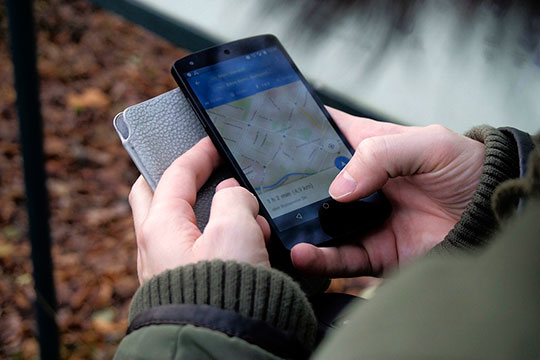 android-app-direction-google-maps-mobile-phone-navigation-technology