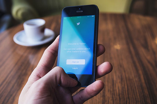 apple-iphone-smartphone-social-media-visual-content-twitter-marketing