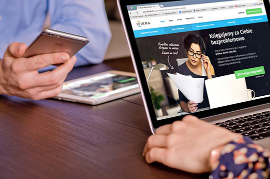 laptop-office-smartphone-tablet-technology-website-work-desk