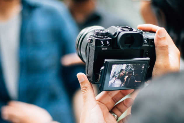 digital-camera-photography-mirrorless-shoot-lens