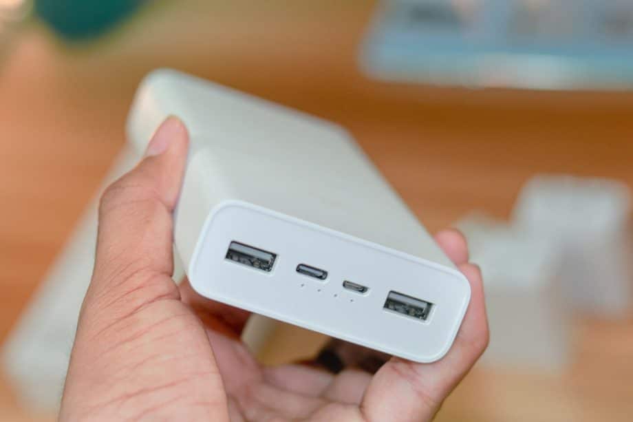 usb-power-banks-portable-chargers-smartphones-gadgets