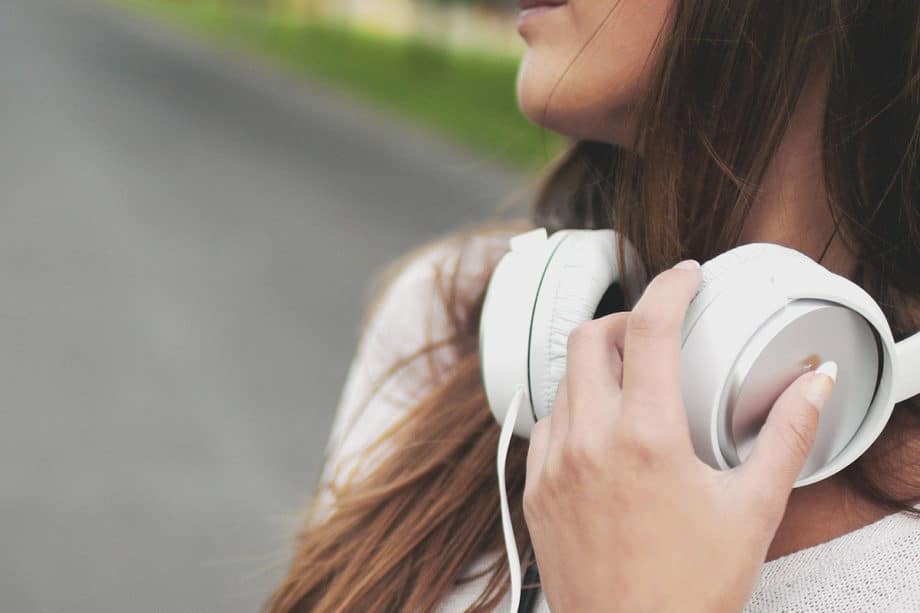 music-headphone-listen-audio-over-ear-sound
