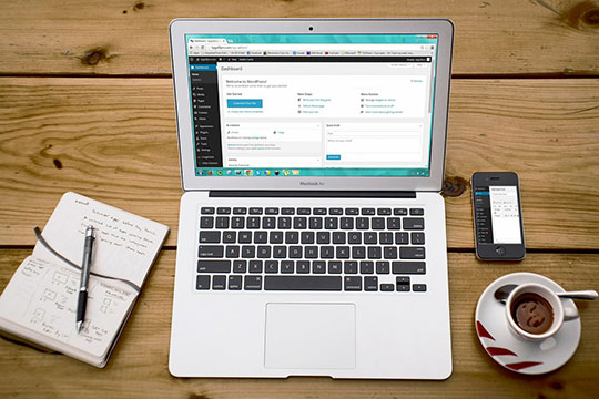 laptop-wordpress-work-website-business-office-desk