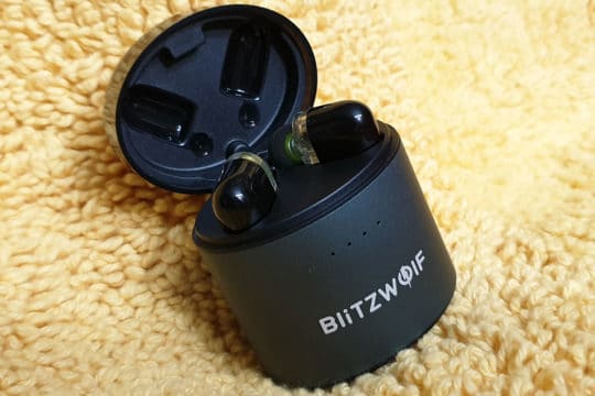 BlitzWolf-BW-FYE8-earphones-in-box