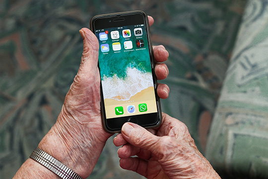 iphone-mobile-old-senior-internet-learn-smartphone-elder-call-depression