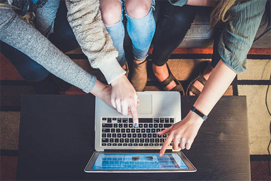 teamwork-plan-internet-work-meeting-office-desk
