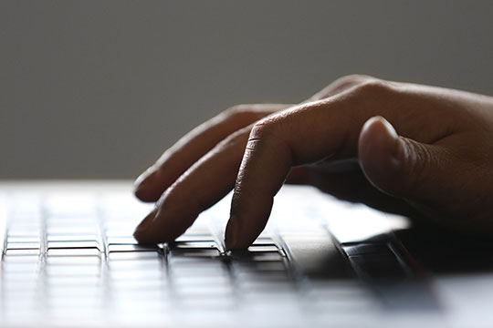 keyboard-typeing-laptop-business-work-blogging-office-desk
