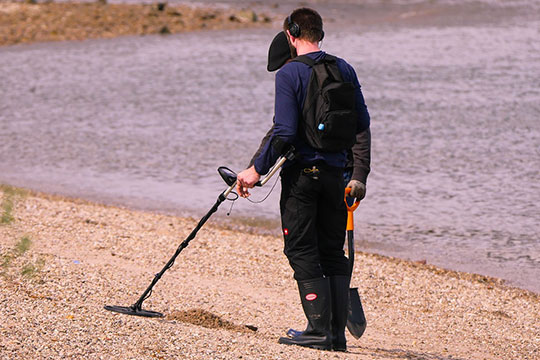 treasure-hunt-metal-detector-search-signal-find