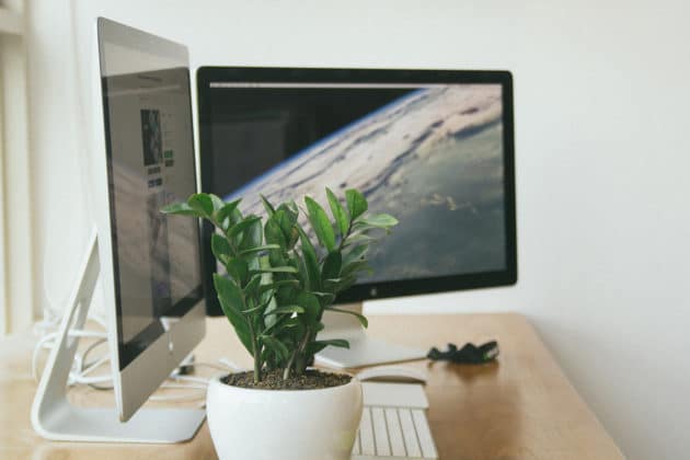 apple-desk-imac-monitors-work-office-display-technology