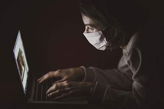 corona-virus-sanitary-crisis-COVID-19-remote-access-mask-infection-health-laboratory-technology