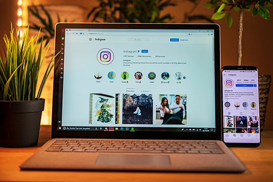 laptop-mobile-smartphone-instagram-social-media-influencer-marketing