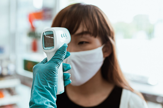 forehead-thermometer-corona-virus-sanitary-crisis-COVID-19-remote-access-fever-healthcare