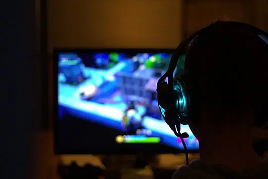 video-games-headphone-play-improve-gaming-skills