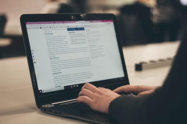 laptop-desk-work-office-writing-research-internet