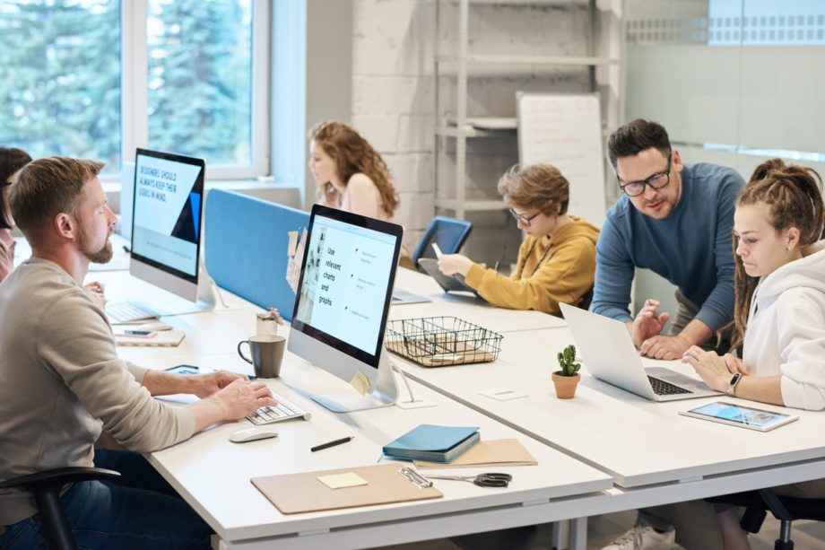 business-desk-employees-office-work-team