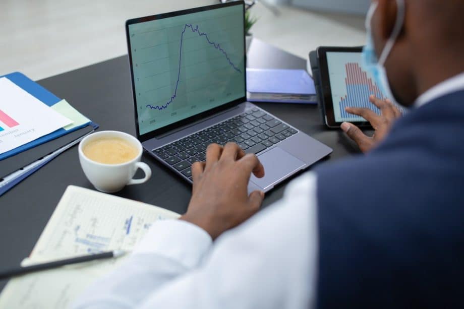 desk-laptop-internet-writing-plan-data-stats-graph