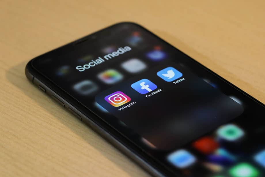 iphone-facebook-twitter-instagram-social-media-mobile