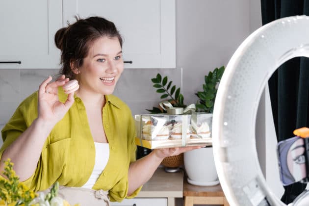 blogger-content-food-influencer-online-saas-marketing-channels-record-ring-light-social-media-video-vlog