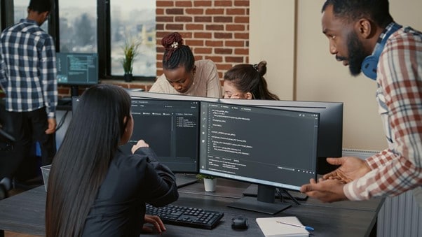 desenvolupadors-codificadors-programació-equip-treball-oficina