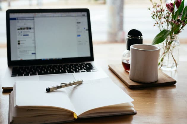 blogging-note-laptop-macbook-desk-work-web-design-development