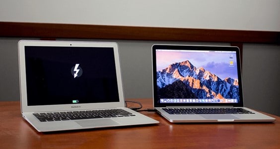 two-macbook-connected-with-thunderbolt-cable