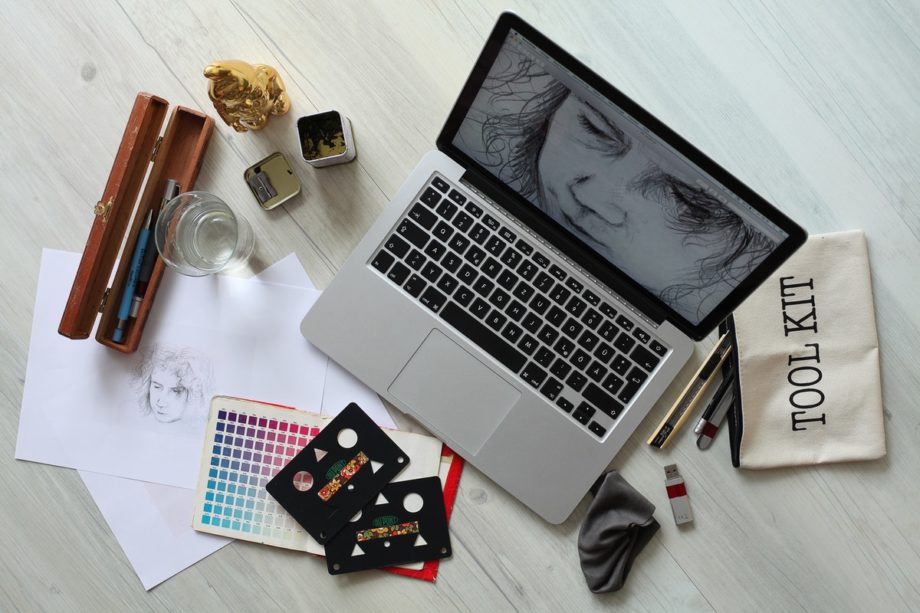 Apple-Macbook-Artist-Color-Creative-Design-Desk-Graphic-Drawing-Sketch-Work