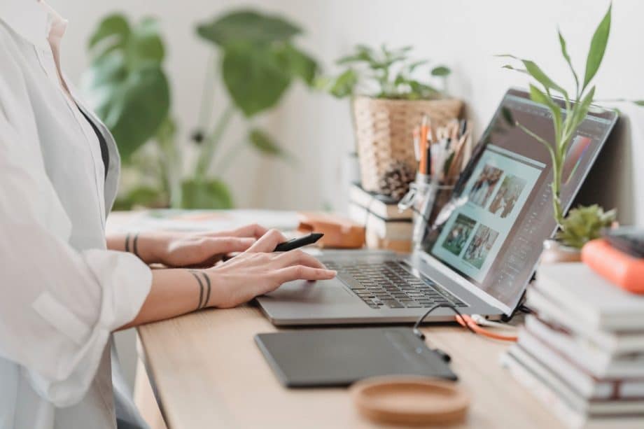 Laptop-Freelance-Graphic-Internet-Job-Online-Photo-Stylus-Touchpad-Work