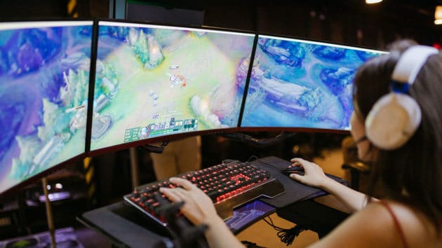 video-computer-pc-games-online-gameplay-professional-gamer-play