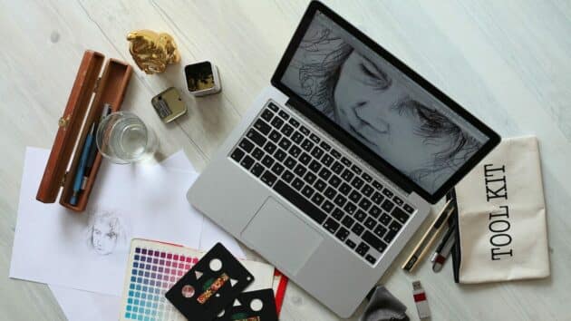 Apple-Macbook-Artist-Color-Creative-Design-Desk-Graphic-Drawing-Sketch-Work