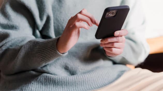 iphone-mobile-app-technology-smartphone-user-customer