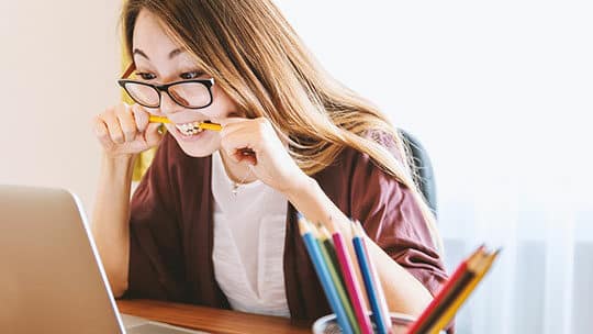 laptop-educação-estudo-escrivaninha-lição de casa-aprender-stress-tenso-pressão