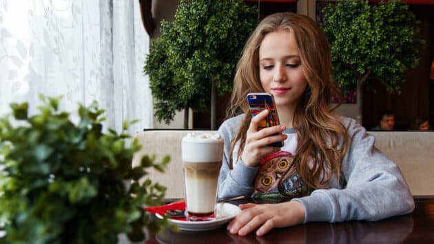 girl-teen-smartphone-chatting-mobile