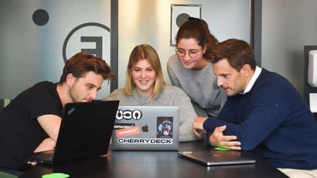 teamwork-business-cooperation-coworkers-employees-meeting