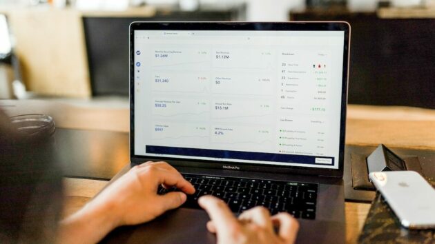 Website-Investment-Data-Income-Finance-Laptop-Blog-Chart-Graph